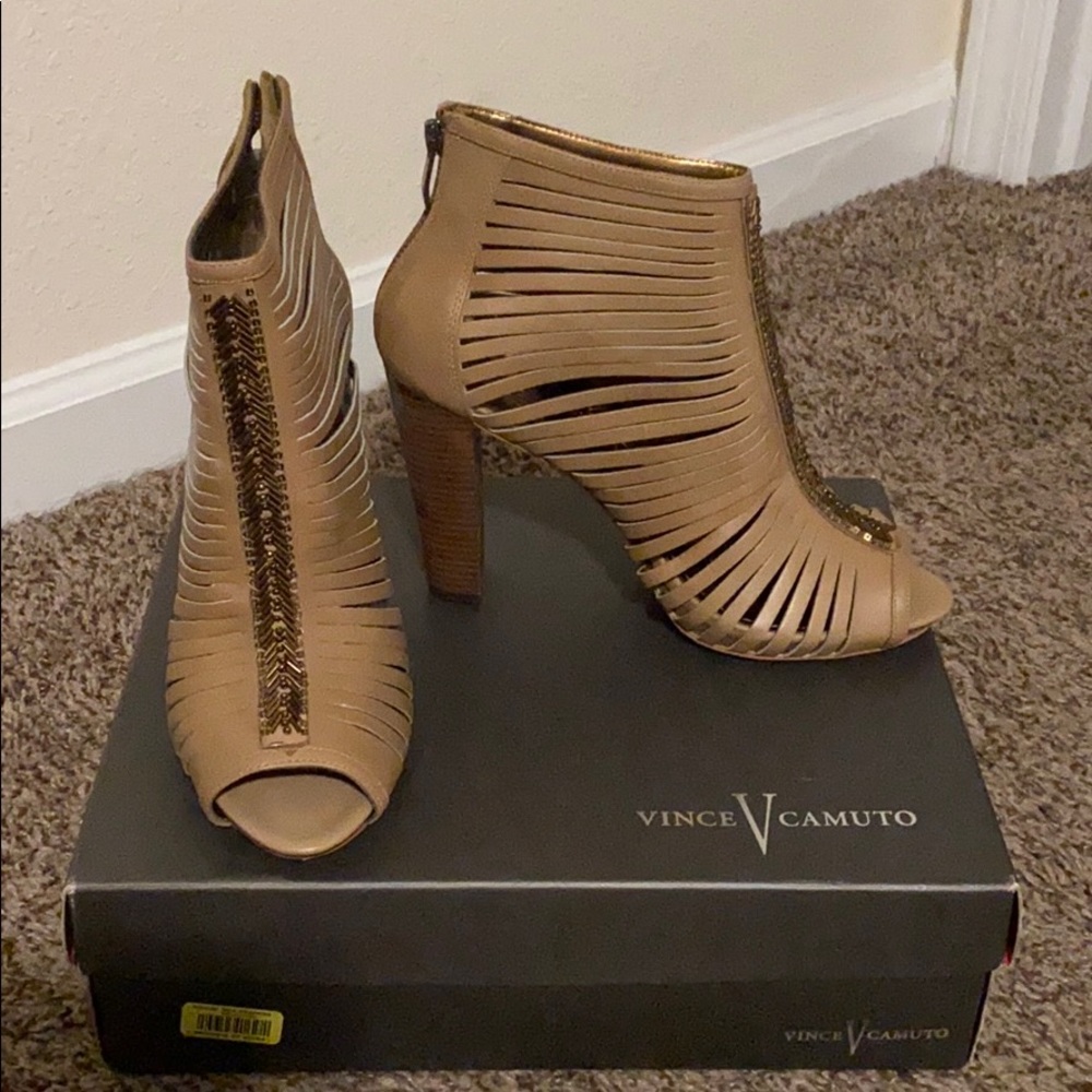 Peep toe heel